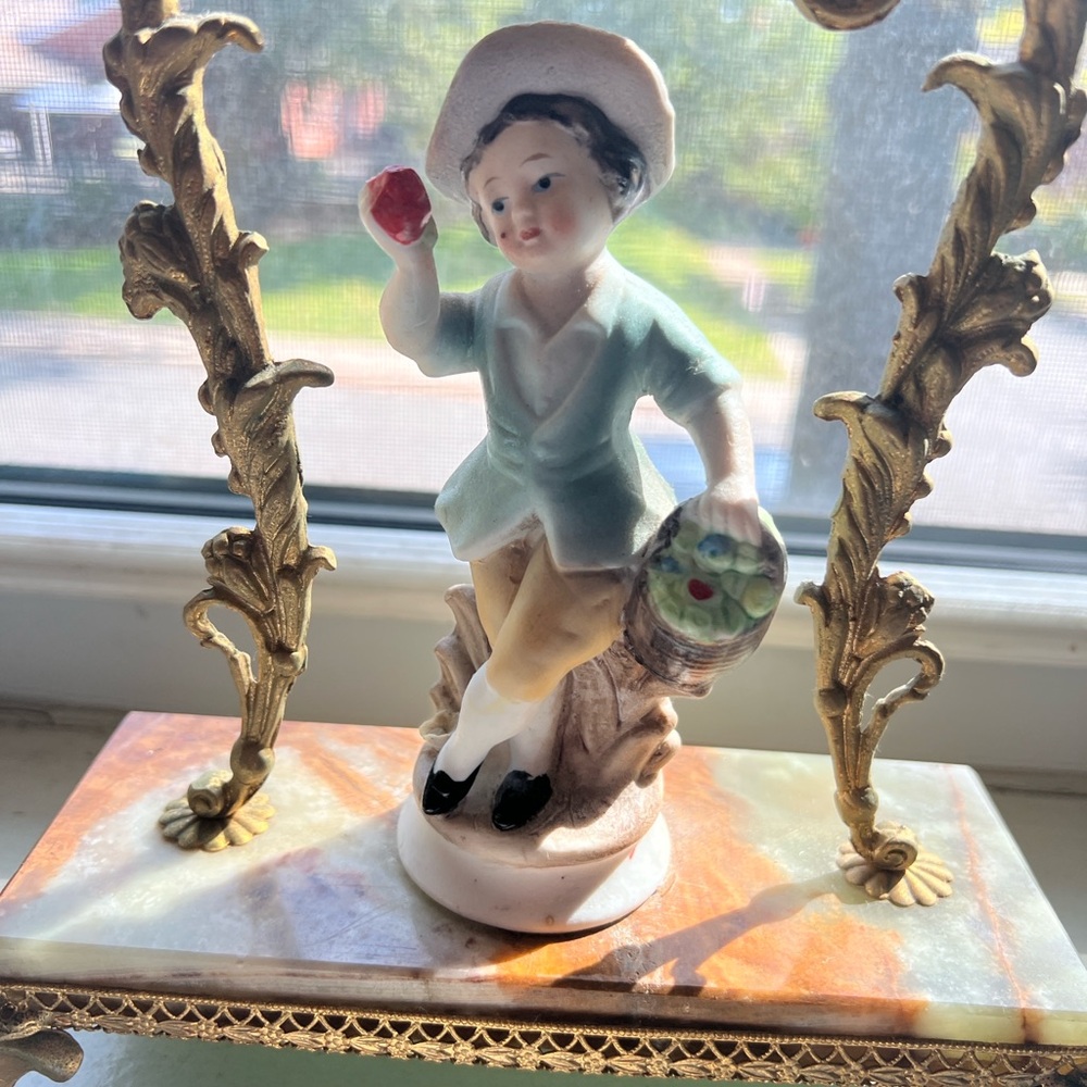 Vintage America Gold and Cream Figurine Clock - Picture 7 of 8